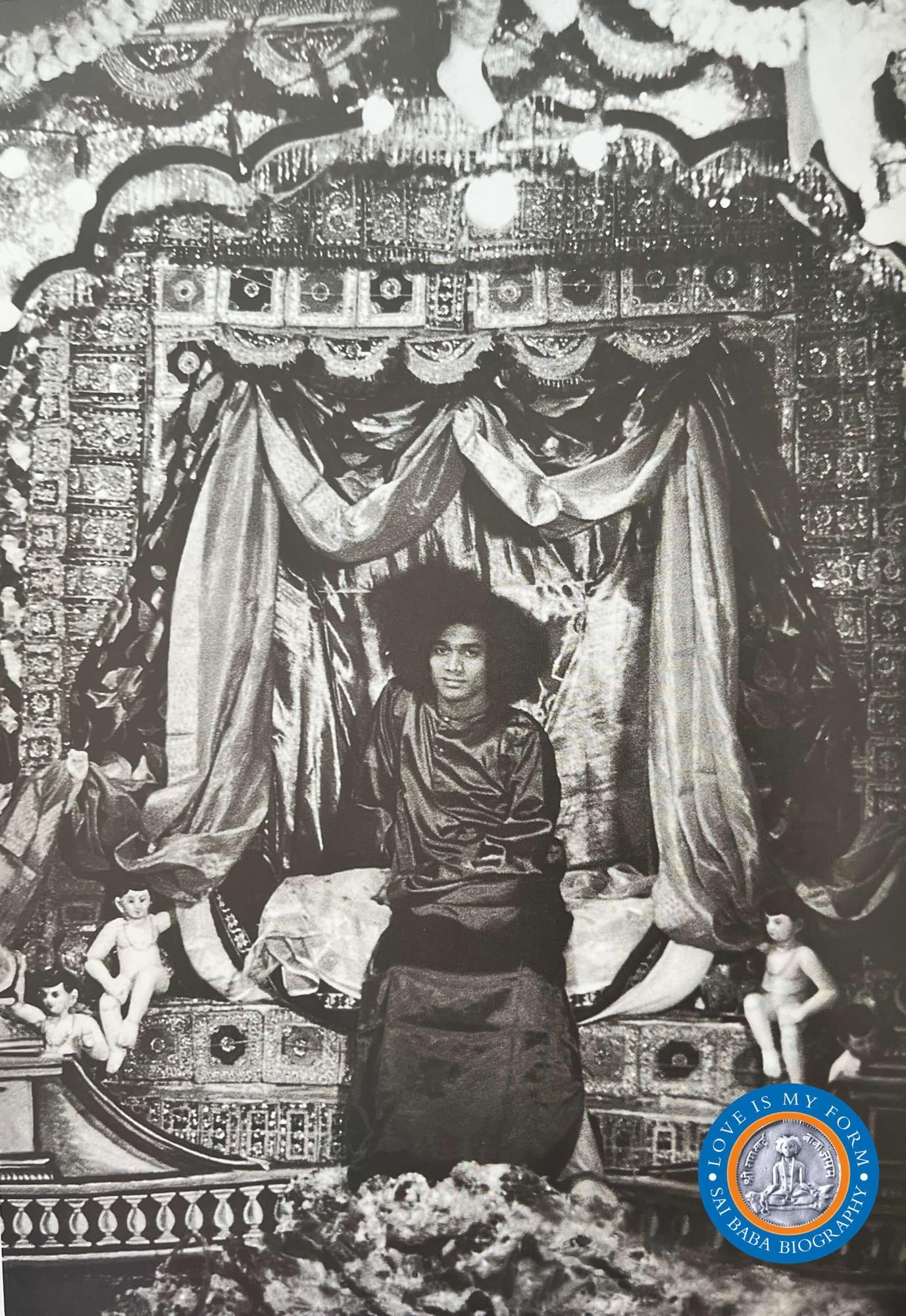 Sai Baba at Karur. Photo from Love Is My Form: The Advent Book by R. Padmanaban