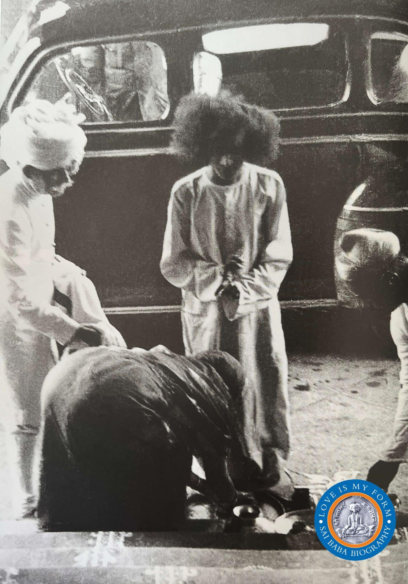 The King and Queen of Sandur receiving Sai Baba at Sandur palace by washing His feet. Photo from Love Is My Form: The Advent Book by R. Padmanaban