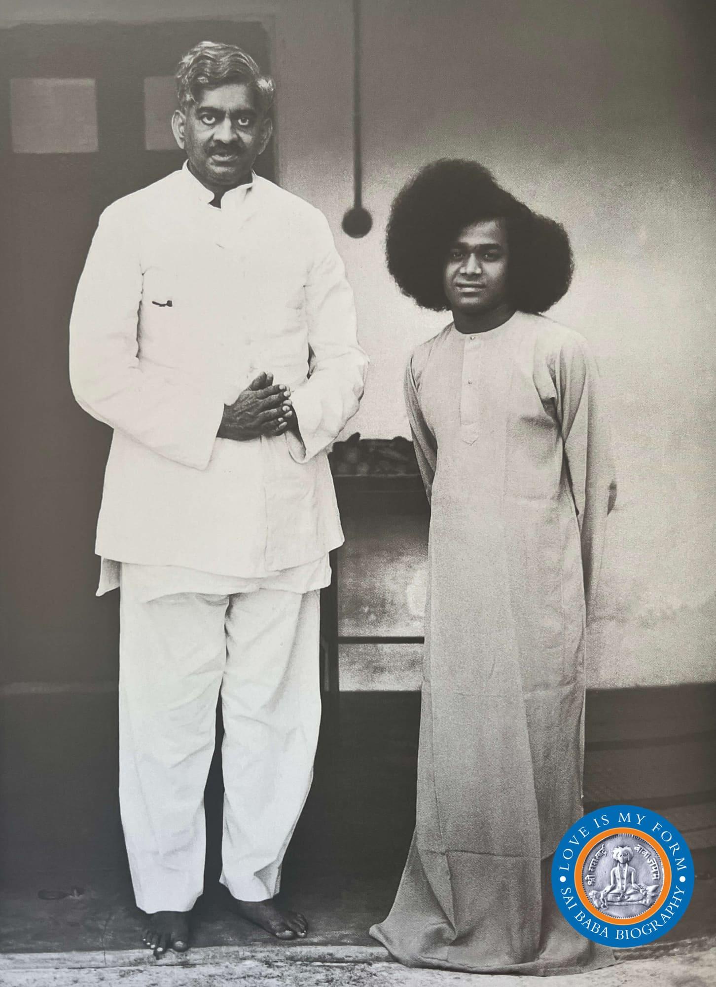 Baba with Velugoti Sarvagna Kumara Krishna Yachendra. The Raja of Venkatagiri, 30th generation. Photo from Love Is My Form: The Advent Book by R. Padmanaban